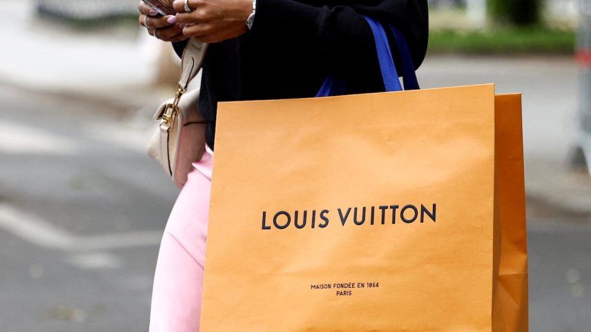 Uma mulher caminha com uma bolsa de compras da Louis Vuitton em Paris. (Foto: Abdul Saboor/REUTERS)