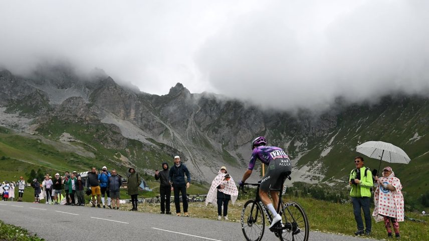 O australiano Ben O'Connor, do time Jayco AlUla, durante a etapa da cima da Loze, que ganhou na última quinta-feira. (Foto: Tim de Waele/GETTY IMAGES)