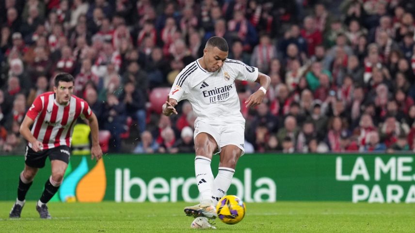 Kylian Mbappé cobrando pênalti em partida do Real Madrid em dezembro de 2024 (Foto: Getty Images)