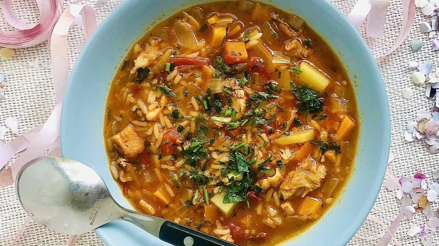 A canja costuma levar frango, cenoura, batata e arroz (Foto: Marcos Nogueira - 24.fev.2022/Folhapress)