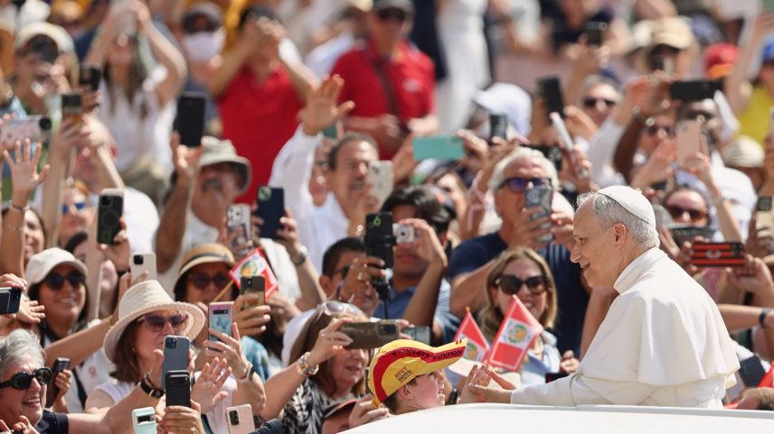 Papa Leão XIV na Praça de São Pedro: acompanhar os temas religiosos ajuda a compreender o mundo (Foto: Grzegorz Galazka/Mondadori Portfolio/Getty Images)