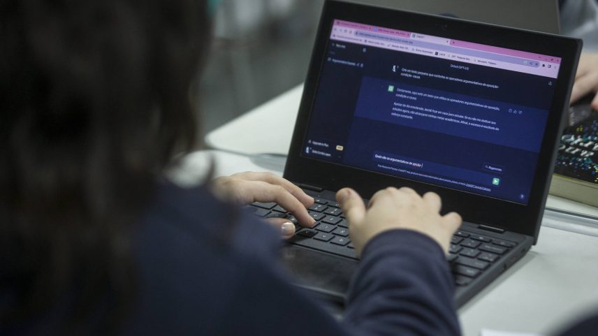 Mulher faz atividade online; entidade sugere revisão nas licenciaturas EAD para garantir mínimo de atividades presenciais (Foto: Jardiel Carvalho - 15.ago.23/Folhapress)