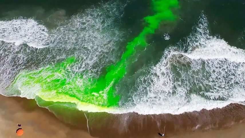 Corante verde mostra o trajeto de uma corrente de retorno (Foto: Administração Nacional Oceânica e Atmosférica - NOAA)