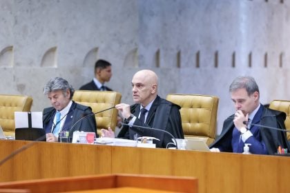 Ministros Luiz Fux, Alexandre de Moraes e André Mendonça em sessão plenária no STF. (Foto: Antonio Augusto/STF)