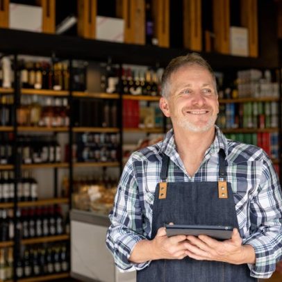 Varejista firma parceria para promover inclusão de profissionais acima de 50 anos