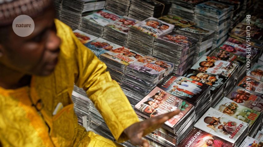 Um comerciante vendendo DVDs em língua hausa no mercado de Kano, no norte da Nigéria. (Foto: Ben Curtis/AP Photo via Alamy)