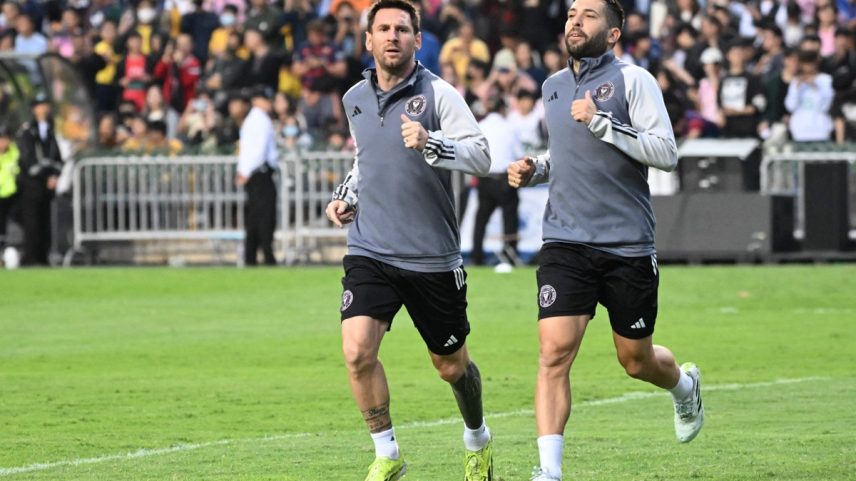 Lionel Messi durante treino em Hong Kong, ao lado de Jordi Alba (Foto: PETER PARKS / AFP)