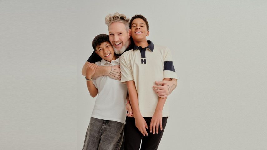 O estilista Alexandre Herchcovitch com os filhos: campanha (Riachuelo/Divulgação)