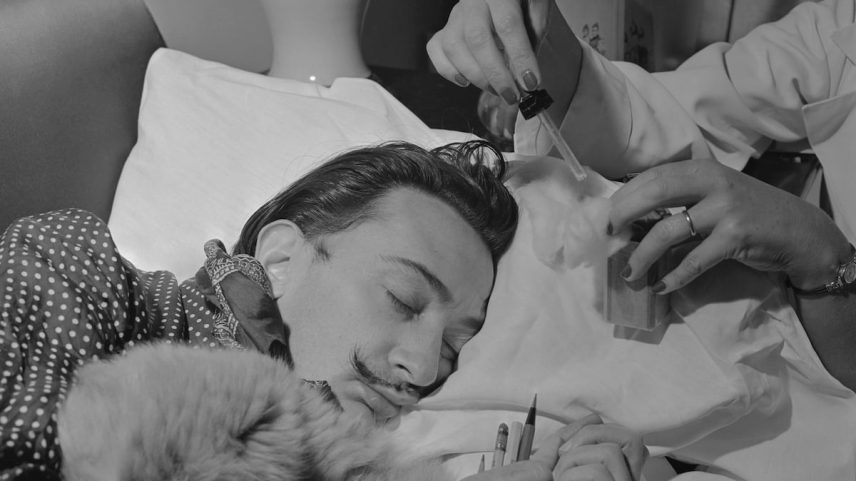 Salvador Dalí tinha um método de trabalho atípico. Ele se deitava em um sofá perfumado em seu estúdio com um punhado de lápis. (Foto: Bettmann)