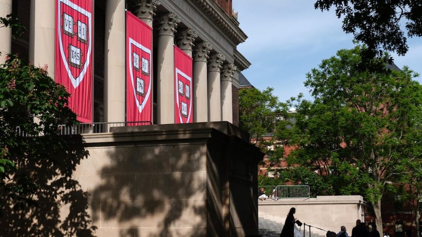 Estudantes tiram fotos na livraria da Universidade de Harvard, em Cambridge (Foto: Sophie Park/NYT)