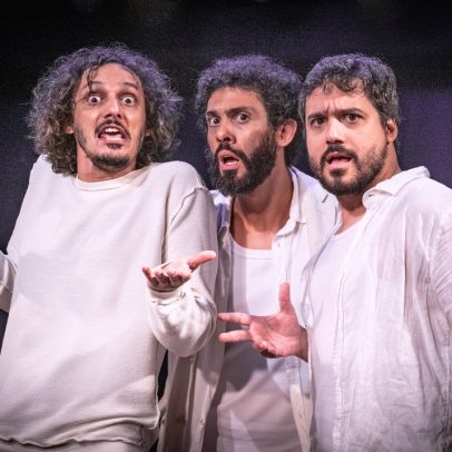 Comédia 'A coisa' provoca reflexões com humor e deboche no teatro brasileiro