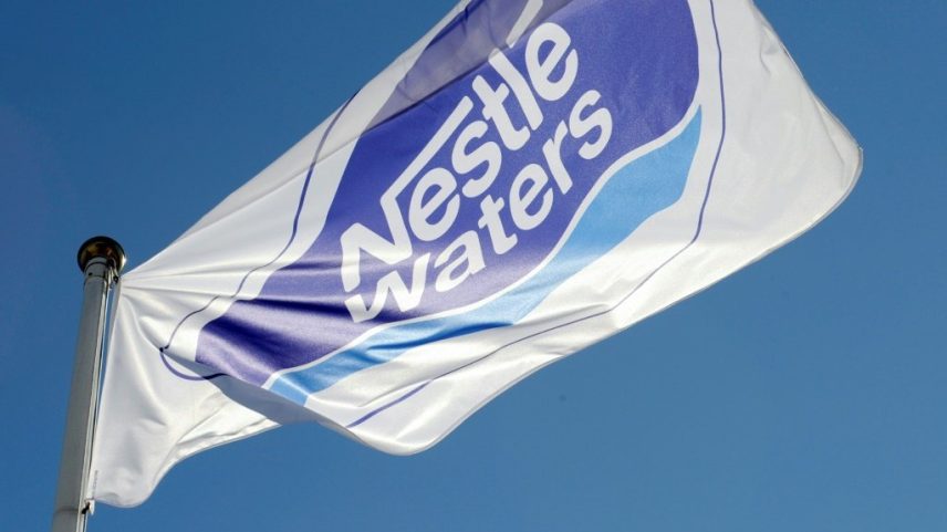 Bandeira da empresa Nestlé Waters Supply é vista na entrada de sua fábrica em Vittel, no leste da França, no dia 19 de julho de 2010 (Foto: AFP Photo)