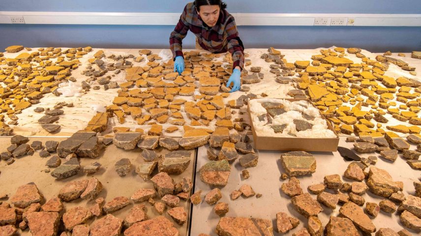 O pesquisador Han Li tenta remontar afrescos romanos de mais de 1.800 anos (Foto: Museu de Arqueologia de Londres/AFP)