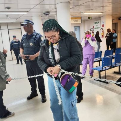 Servidoras protestam acorrentadas contra fechamento de maternidade em São Paulo