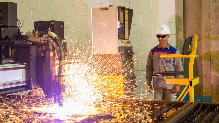 Indústria metalúrgica perde espaço e prestígio no Brasil, mas postos na área de manufatura ainda são recomendados pela maioria a jovens (Foto: Rafael Vieira 19.fev.13/Folhapress)