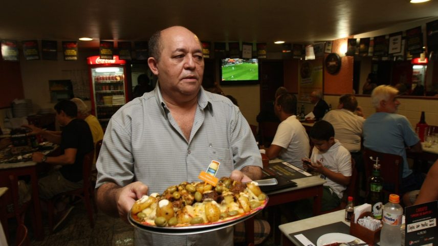 Seu Zé, um dos maiores donos de bar do Rio, com sua Capa de Filé ao molho Baixo Gago: um herói forasteiro (Foto: Thales Machado)