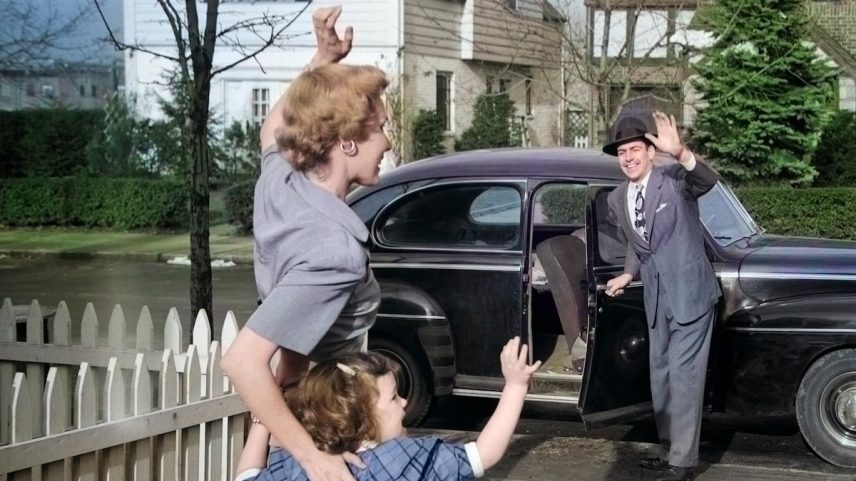 Uma mulher e sua filha saludam ao pai em uma urbanização nos anos cinquenta. (Foto: Debrocke/GETTY IMAGES)