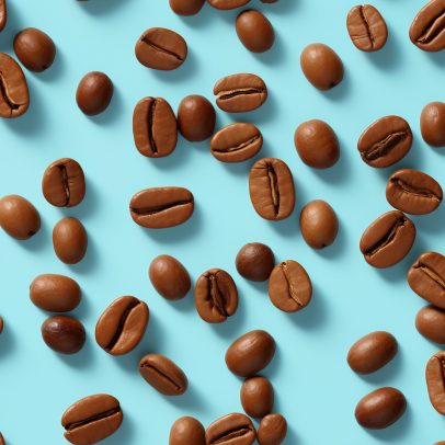 Mulher de 21 anos investe US$ 10.000 e abre cafeteria móvel de sucesso