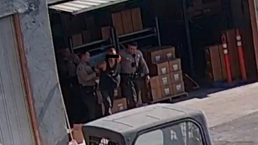 O criminoso foi detido no local. (Foto: Reprodução/CBN News/Imagens de segurança do Living Waters)