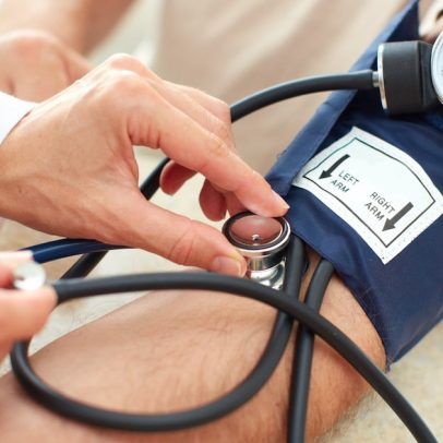 Pressão arterial elevada: descubra outros fatores além do sal que influenciam