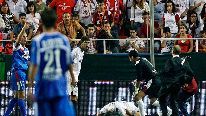 Jogador de futebol Antonio Puerta no chão após desmaiar em campo durante uma partida da La Liga em agosto de 2007. (Foto: MIGUEL ANGEL MORENATTI/AP)