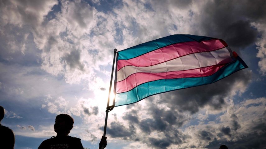 Justiça suspende norma que restringe tratamento a jovens trans (Foto: AFP)