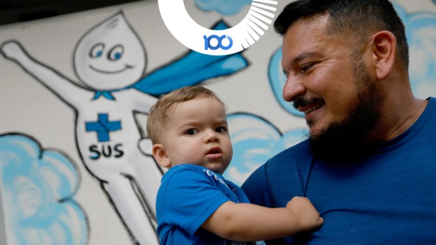 Felipe Andrade leva o filho Noah para vacinar contra a poliomelite (Foto: Cristiano Mariz / Agência O Globo)