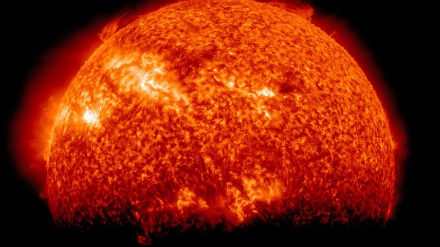 Eclipse da primavera visto do Observatório Solar Dinâmico. Ao contrário da sombra nítida que se vê no sol durante um eclipse lunar, a sombra da Terra tem uma borda variegada devido à sua atmosfera, que bloqueia a luz solar em diferentes graus dependendo de sua densidade. Além disso, a luz de pontos mais brilhantes no sol pode passar, razão pela qual algumas características solares se estendem para baixo na sombra da Terra. (Thinkstock/Thinkstock)