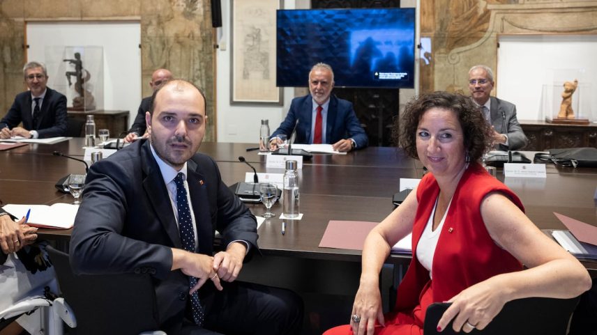Os conselheiros de Presidência e Economia, Albert Dalmau e Alícia Romero, durante a Comissão Bilateral em Barcelona, em julho. Atrás, o ministro de Política Territorial, Víctor Torres. (Foto: Massimiliano Minocri)