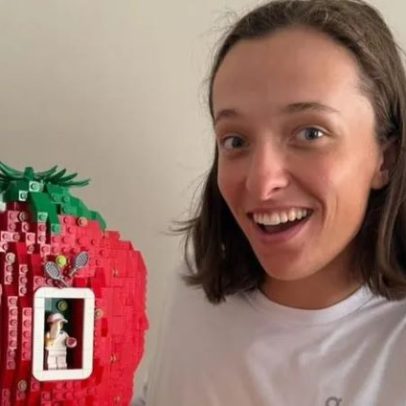 Swiatek recebe morango gigante como presente após conquistar Wimbledon