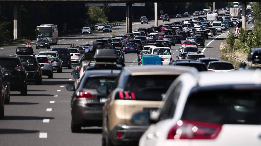 Veículos na rodovia autoestrada A10 na altura de Saint-Arnoult-en-Yveline, no sul de Paris (Foto: Thibaud Moritz - 12.jul.25/AFP)