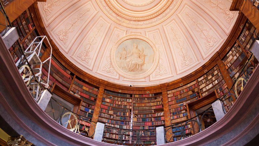 A Abadia de Pannonhalma, Patrimônio Mundial da UNESCO, luta para preservar seu valioso acervo de séculos de história (Foto: Martin Zwick/REDA/Universal Images Group via Getty Images)