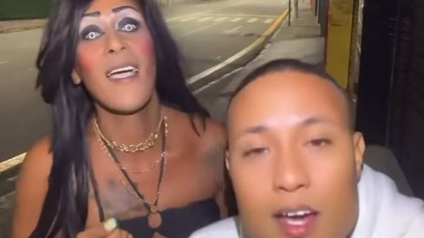 João Igor canta com a travesti Fernanda Ganzarolli, que parou para participar de vídeo; cantor foi baleado por PM (Foto: Reprodução/joao_igoroficial no Instagram)