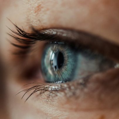 Covid-19 provoca acúmulo de proteínas associadas ao Alzheimer na retina, aponta estudo