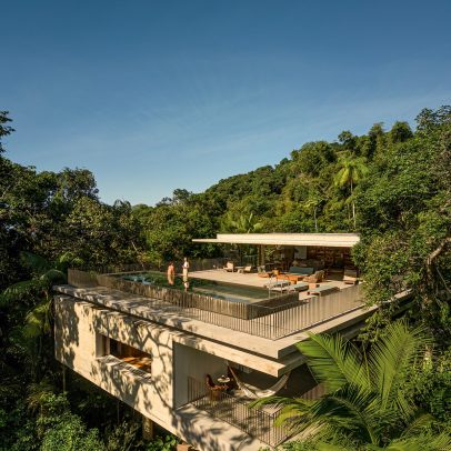 Casa suspensa no Guarujá preserva vegetação nativa da Mata Atlântica