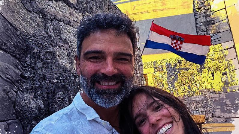 Tadeu e Ana Cristina posam juntos em um local na Croácia (Foto: Reprodução)