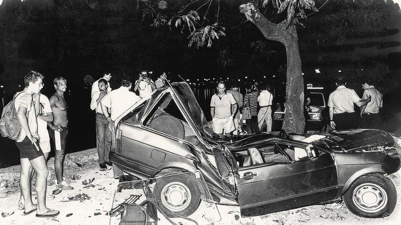 Carro do baterista Pedro Gil após acidente na Lagoa, em 1990 (Foto: Lucio Marreiro/Agência O GLOBO)