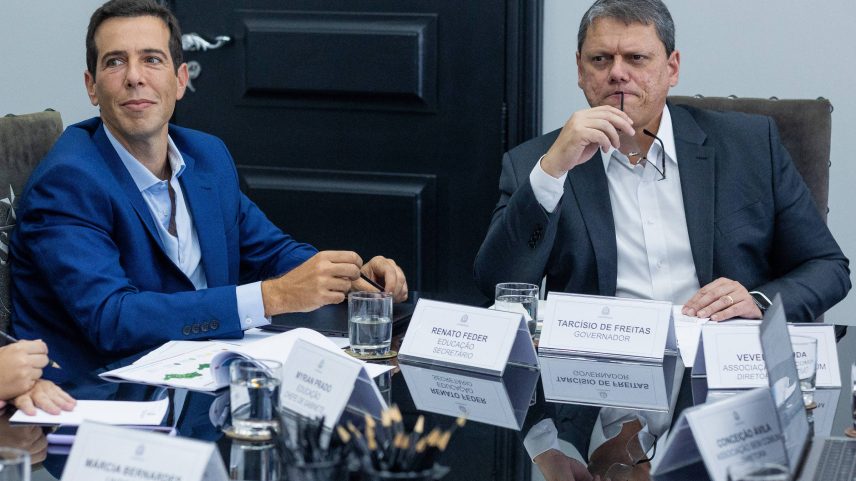 O secretário da Educação, Renato Feder (à esq.), e o governador paulista, Tarcísio de Freitas (Republicanos) (Foto: Flávio Florido - 3.fev.2023/Seduc-SP)