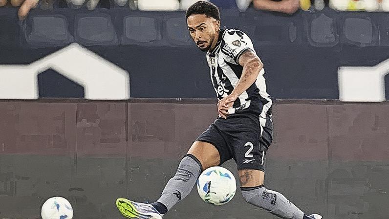 Vitinho, lateral do Botafogo, em ação durante uma partida de futebol (Foto: Reprodução)