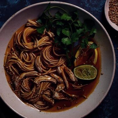 Aprenda a preparar lámen de frango com molho delicioso em apenas 30 minutos