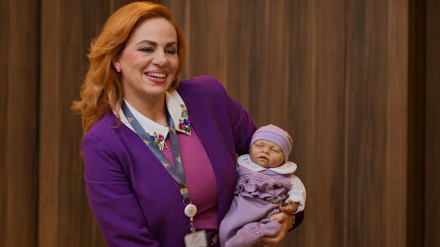 Aldeíde (Karine Teles) aparece com seu bebê reborn em cena de Vale Tudo, novela das nove da TV Globo (Foto: Reprodução/TV Globo)