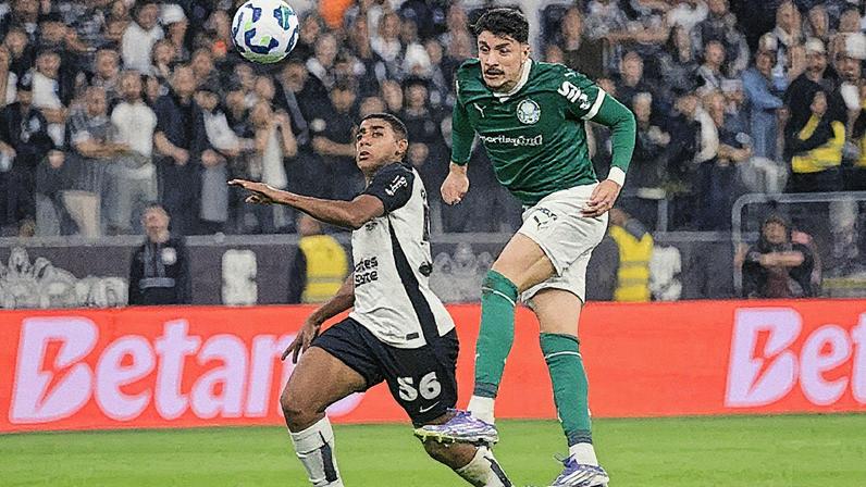 Jogadores Gui Negão, do Corinthians, e Piquerez, do Palmeiras, em ação durante o Dérbi na Neo Química Arena pelo Brasileirão (Foto: Reprodução)