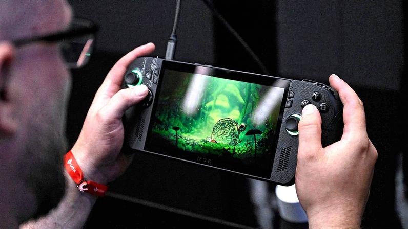 Gamer texta o XBox Ally X durante o Gamescom em Colônia, jogando Hollow Knight: Silksong (Foto: Ina Fassbender)