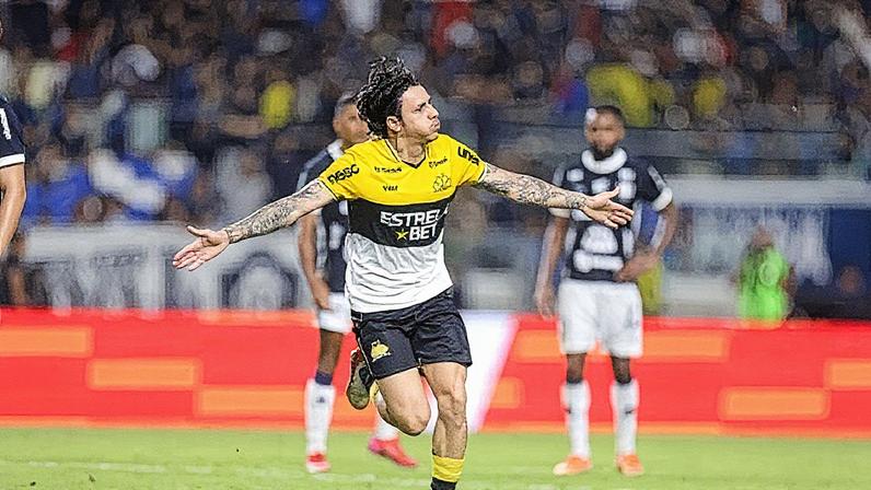 Jean Carlos comemora gol pelo Criciúma sobre o Remo, no Mangueirão, pela Série B (Foto: Fernando Torres/AGIF)