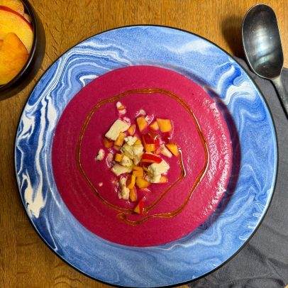 Crema fria de remolacha e calabacín surpreende com sabor e frescor