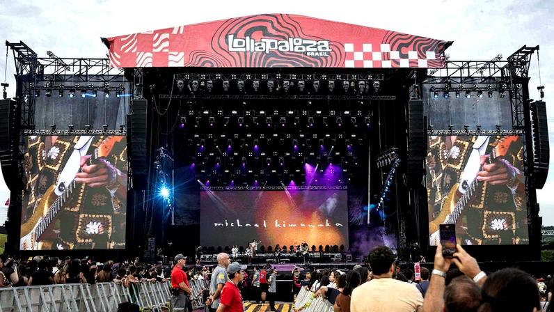 O cantor britânico Michael Kiwanuka em show no palco Budweiser, no terceiro dia do festival Lollapalooza 2025 (Foto: Adriano Vizoni/Adriano Vizoni/Folhapress)