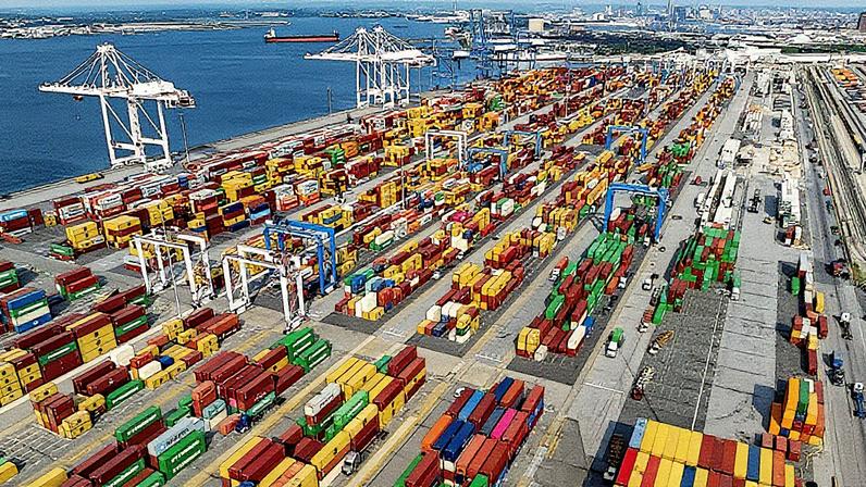 Uma vista aérea de um navio de carga sendo carregado com contêineres no Porto de Baltimore, em Baltimore, Maryland, em 7 de agosto de 2025. (Foto: Jim Watson | Afp | Getty Images)