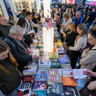 Livros ganham estilo com vestimentas de design e acessórios criativos
