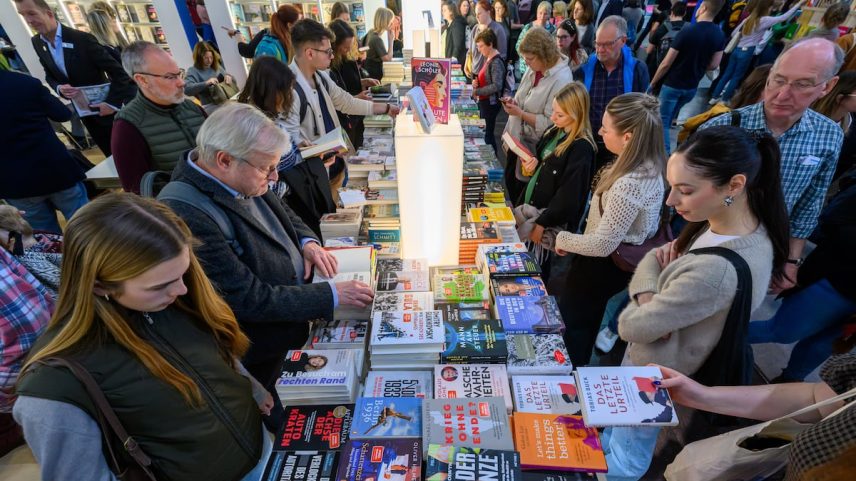 Visitantes recorrem ao estande da Penguin Random House na Feira do Livro de Leipzig. (Foto: Hendrik Schmidt (Dpa/Picture Alliance/Getty))