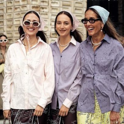 Saias longas boho dos anos 70 ganham destaque no street style atual